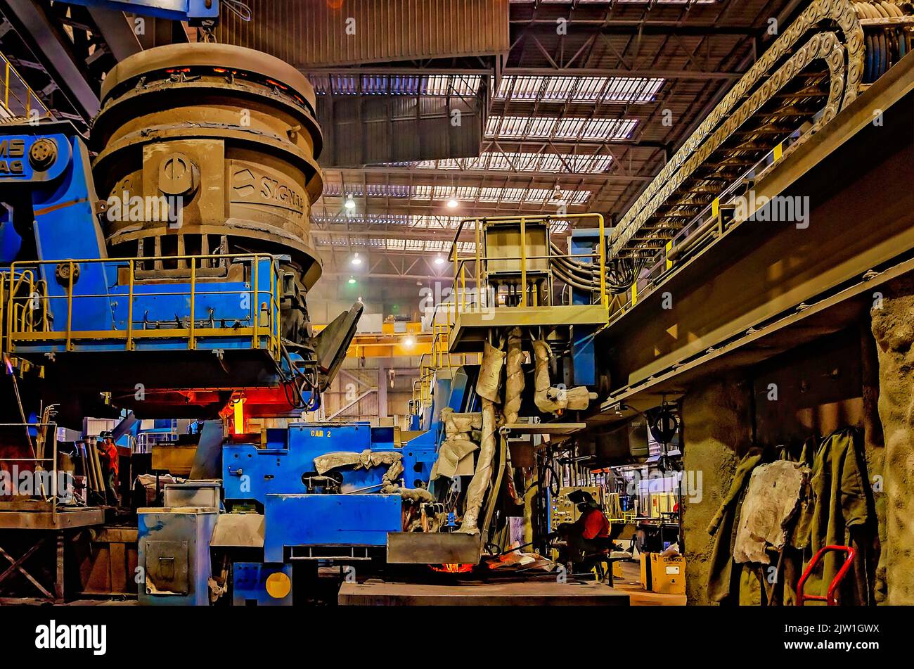 Il metallo di scarto viene trasferito in un forno di metallurgia della siviera nel negozio di fusione a Severstal Columbus, 22 ottobre 2011, a Columbus, Mississippi. Foto Stock