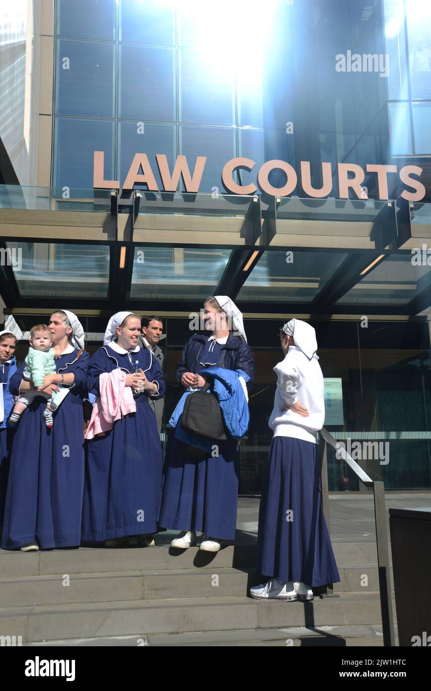 CHRISTCHURCH, NUOVA ZELANDA, 29 AGOSTO 2022: I membri della comunità cristiana di Gloriavale si riuniscono al di fuori dell'edificio del quartiere della Giustizia di Christchurch, dove era in corso un'audizione sullo status occupazionale delle donne nella comunità. Foto Stock