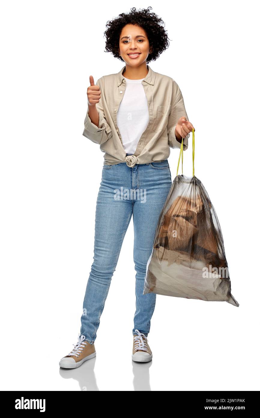 donna felice che smistamento rifiuti di carta Foto Stock