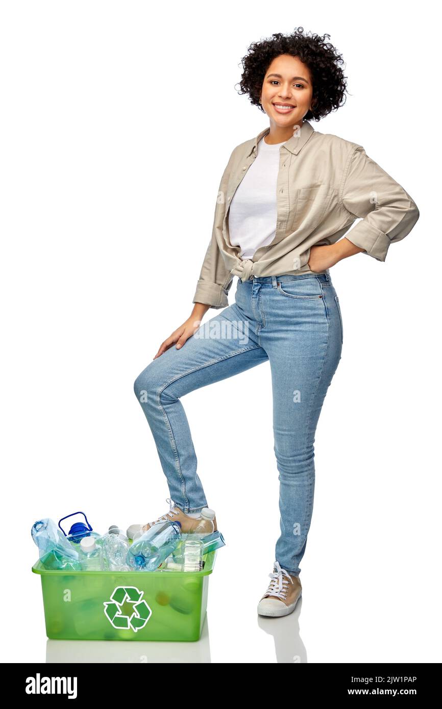 donna sorridente che smistamento rifiuti di plastica Foto Stock