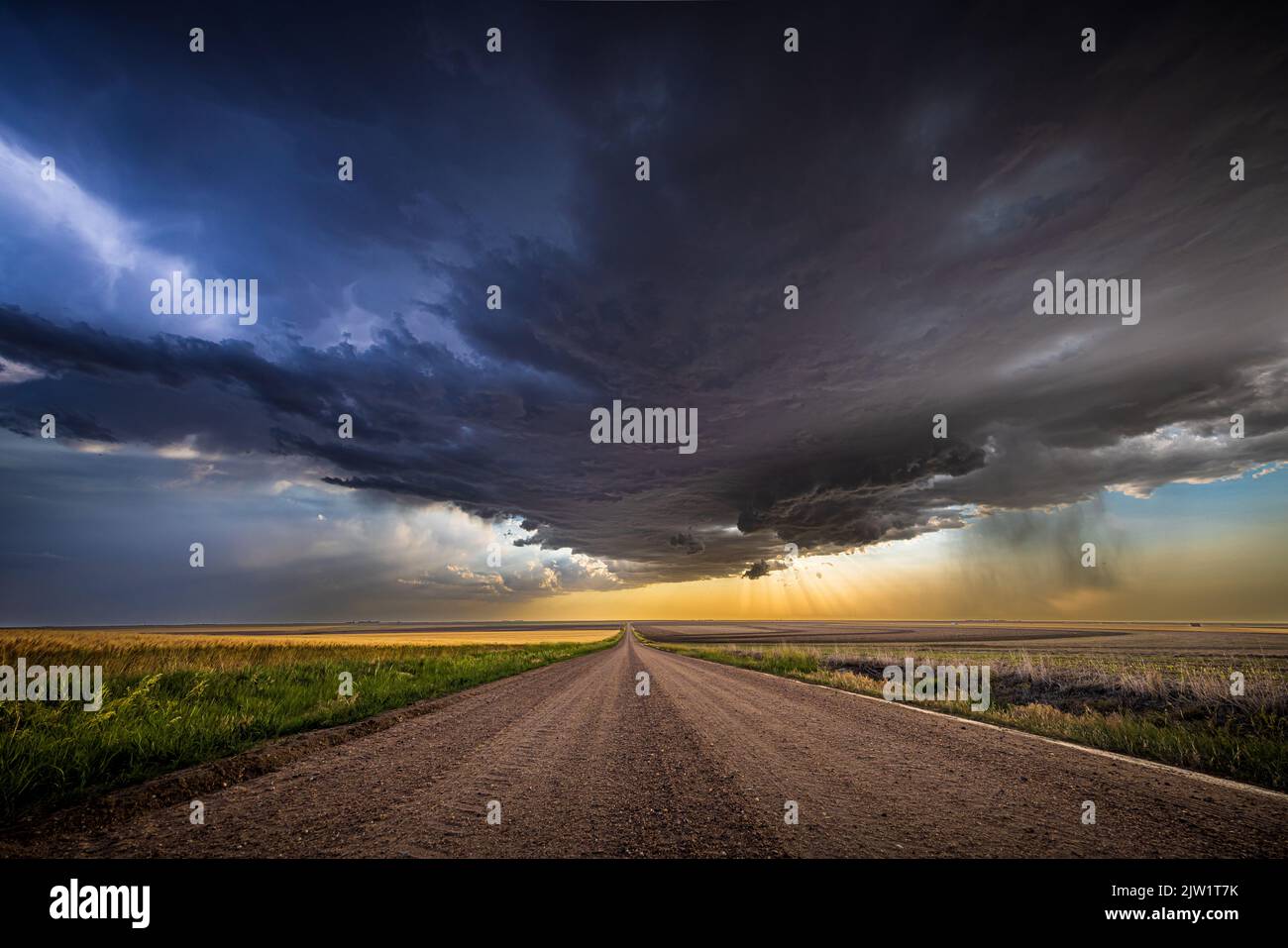 Cielo storry sulla strada rurale vicino a Grinnell, Kansas Foto Stock