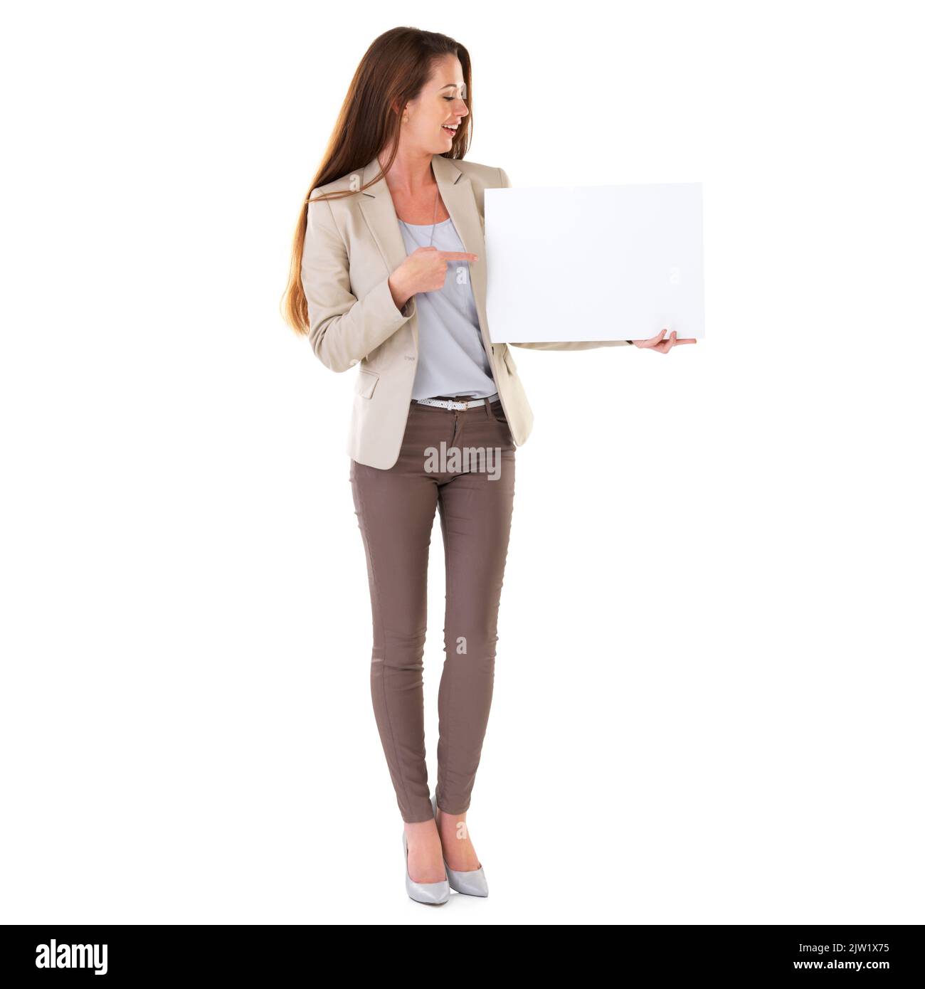 Che cosa mettereste in questo spazio. Studio shot di una giovane donna d'affari che tiene un campo vuoto di copyspace bianco. Foto Stock