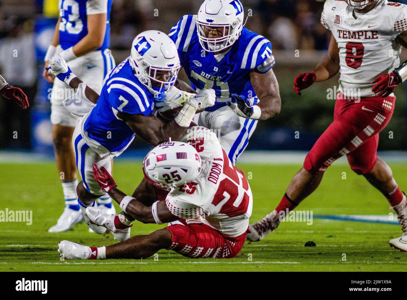 2 settembre 2022: Duke Blue Devils che corre indietro Jordan Waters (7) corre sulla sicurezza di Temple Owls Alex Odom (25) durante il primo trimestre del matchup di calcio NCAA al Wallace Wade Stadium di Durham, NC. (Scott Kinser/CSM/Sipa USA)(Credit Image: © Scott Kinser/Cal Sport Media/Sipa USA) Foto Stock