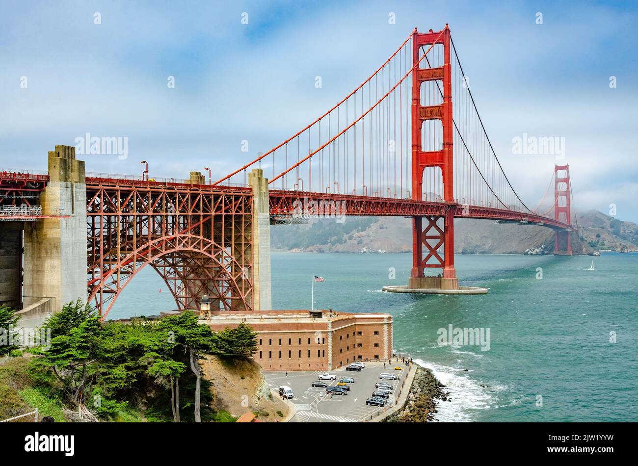 Il Golden Gate Bridge di San Francisco, California, è un punto di riferimento e un'attrazione turistica iconica. Foto Stock