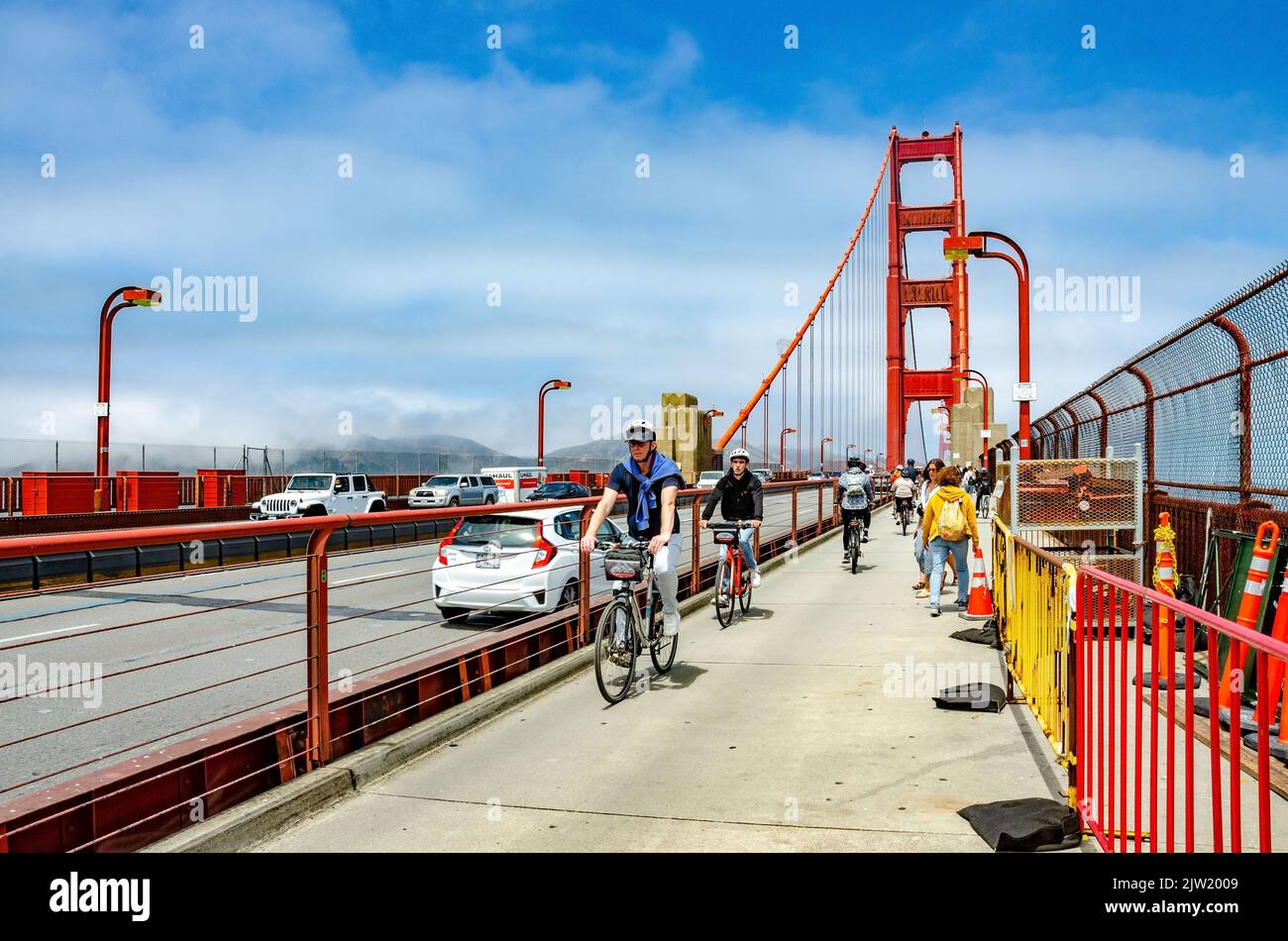 Auto, ciclisti e pedoni attraversano il Golden Gate Bridge di San Francisco in un giorno d'estate a San Francisco, California. Foto Stock