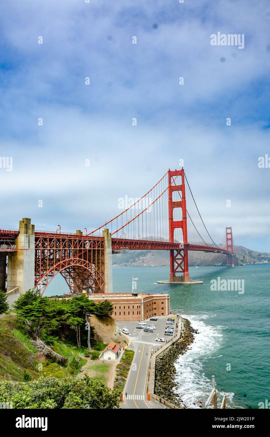 Il Golden Gate Bridge di San Francisco, California, è un punto di riferimento e un'attrazione turistica iconica. Foto Stock