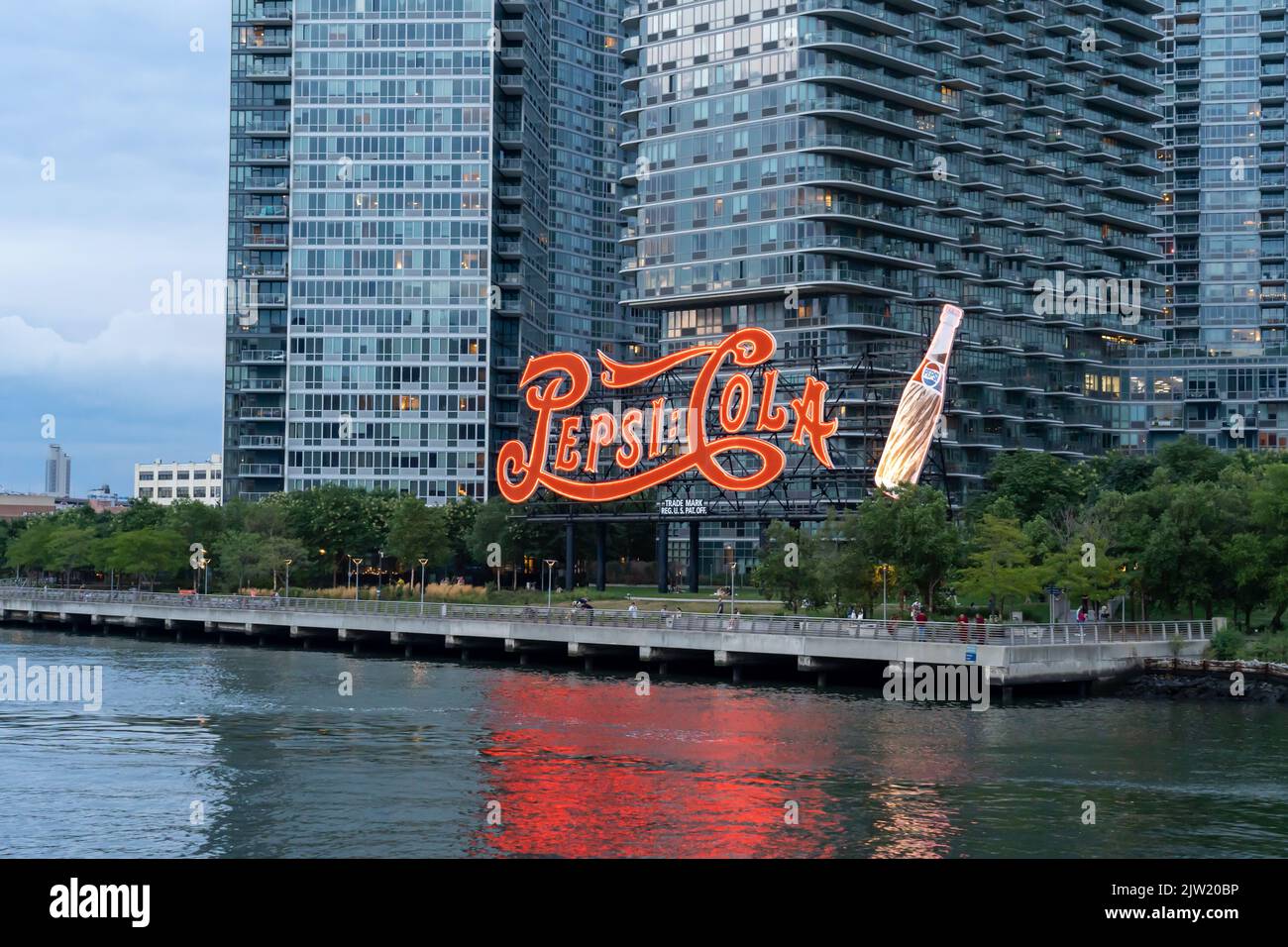 New York City, USA - 17 agosto 2022: Il segno Pepsi-Cola visto da East River, Manhattan, USA. Foto Stock