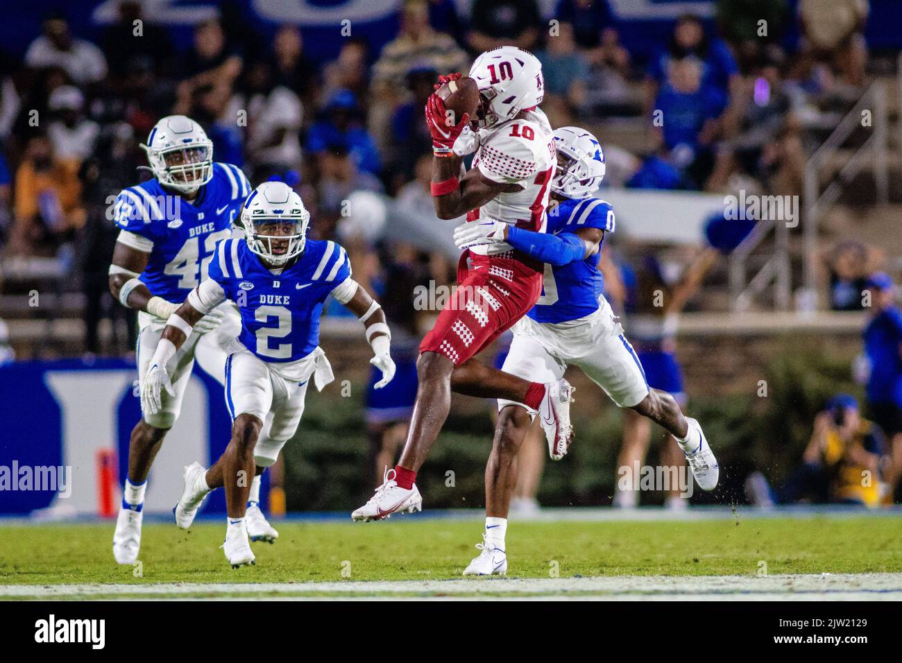 Durham, North Carolina, Stati Uniti. 2nd Set, 2022. Il ricevitore di Temple Owls Jose Barbon (10) fa un primo attacco contro il Duke Blue Devils difensivo Chandler Rivers (0) durante il terzo trimestre del matchup di calcio NCAA al Wallace Wade Stadium di Durham, NC. (Scott Kinser/CSM). Credit: csm/Alamy Live News Foto Stock