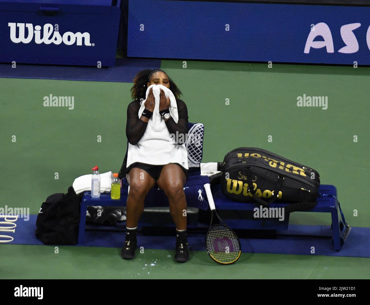 New York, Stati Uniti. 02nd Set, 2022. New York Flushing Meadows US Open Day 5 02/09/2022 Serena Williams (USA) perde il terzo round match, l'ultima partita di una carriera illustre che si estende per tre decenni e ha vinto 23 titoli Grand Slam Credit: Roger Parker/Alamy Live News Foto Stock