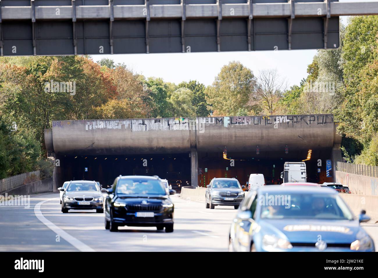 Duesseldorf, Germania. 01st Set, 2022. Vista sul tunnel Wersten A46 vicino a Düsseldorf. Da sabato (settembre 3) alle ore 4 fino a lunedì (settembre 5) alle ore 5, il tunnel Wersten sulla A46 sarà completamente chiuso. Durante questo periodo, Autobahn GmbH Rheinland effettuerà una manutenzione approfondita di tutte le attrezzature tecniche presenti nel tunnel. Credit: Thomas Banneyer/dpa/Alamy Live News Foto Stock