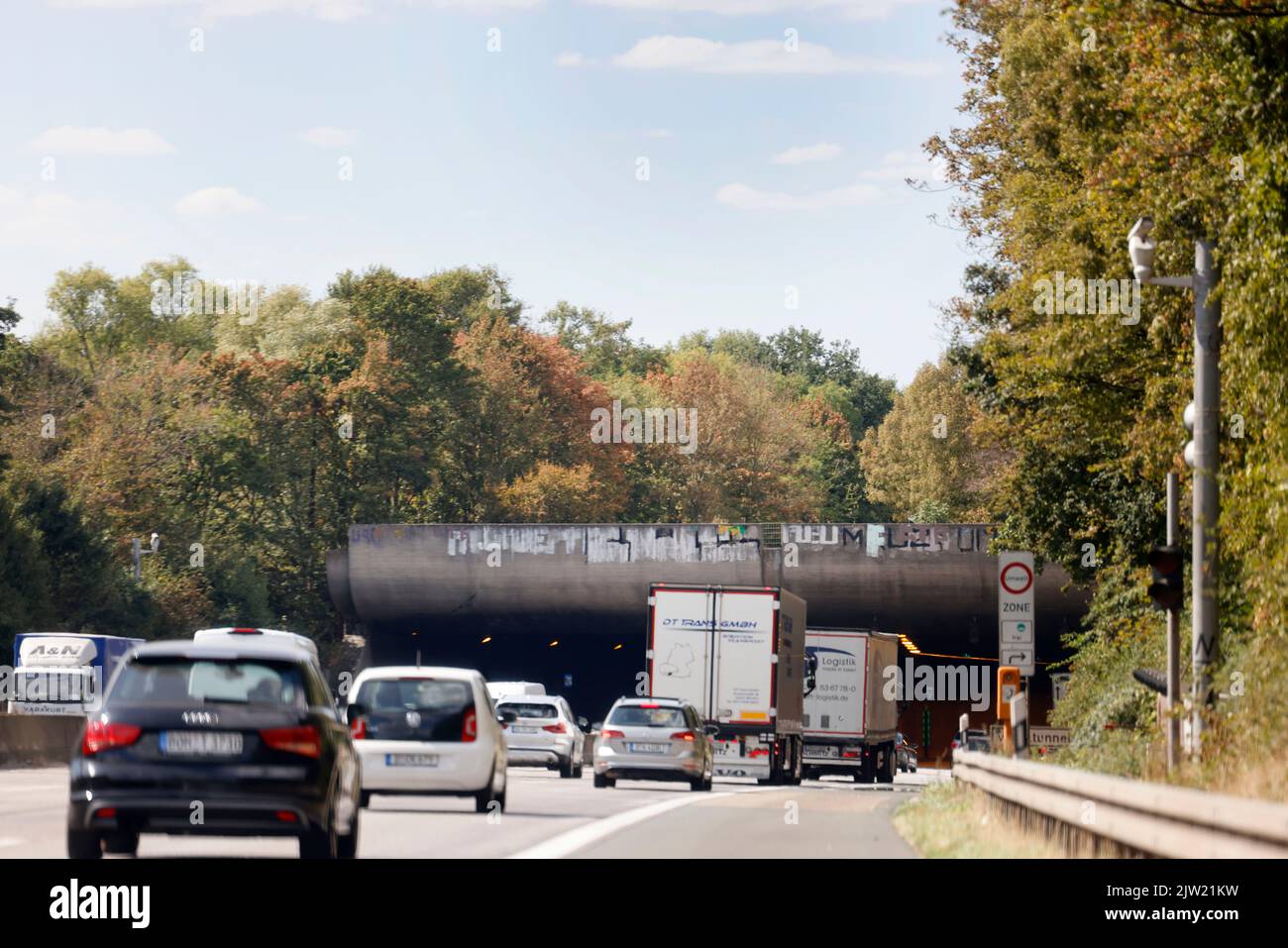 Duesseldorf, Germania. 01st Set, 2022. Vista sul tunnel Wersten A46 vicino a Düsseldorf. Da sabato (settembre 3) alle ore 4 fino a lunedì (settembre 5) alle ore 5, il tunnel Wersten sulla A46 sarà completamente chiuso. Durante questo periodo, Autobahn GmbH Rheinland effettuerà una manutenzione approfondita di tutte le attrezzature tecniche presenti nel tunnel. Credit: Thomas Banneyer/dpa/Alamy Live News Foto Stock