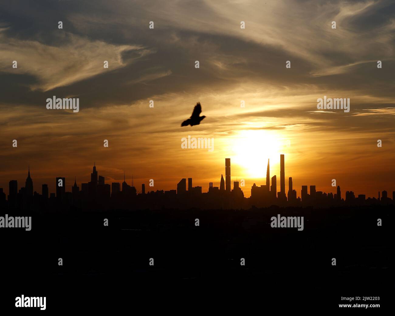 Flushing Meadow, USA. 02nd Set, 2022. Il sole tramonta dietro lo skyline di Manhattan in occasione dei Campionati di tennis US Open 2022 nell'Arthur Ashe Stadium dell'USTA Billie Jean King National Tennis Center di New York, venerdì 2 settembre 2022. Foto di John Angelillo/UPI Credit: UPI/Alamy Live News Foto Stock