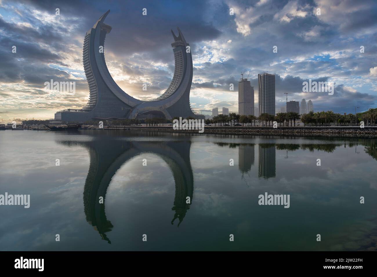 Lusail, Qatar - 2 settembre 2022: Katara Twin Tower hotel vista mattutina, Lusail Marina Park Doha, Qatar. Foto Stock
