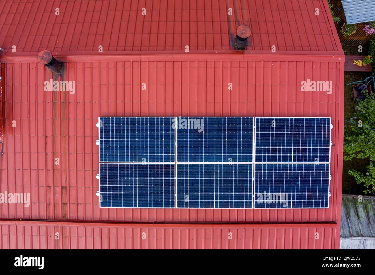 Nuovi pannelli solari fotovoltaici su tetto rosso Foto Stock