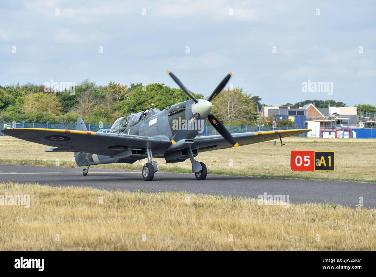 SM250 doppio posto a sedere Spitfire tassing sulla pista di Solent aeroporto. Prendere un altro passeggero su un volo di piacere intorno alla costa meridionale dell'Inghilterra. Foto Stock
