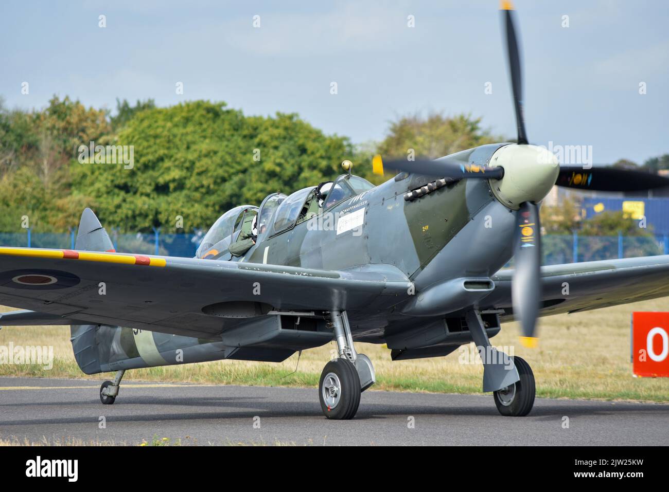 SM250 doppio posto a sedere Spitfire tassing sulla pista di Solent aeroporto. Prendere un altro passeggero su un volo di piacere intorno alla costa meridionale dell'Inghilterra. Foto Stock