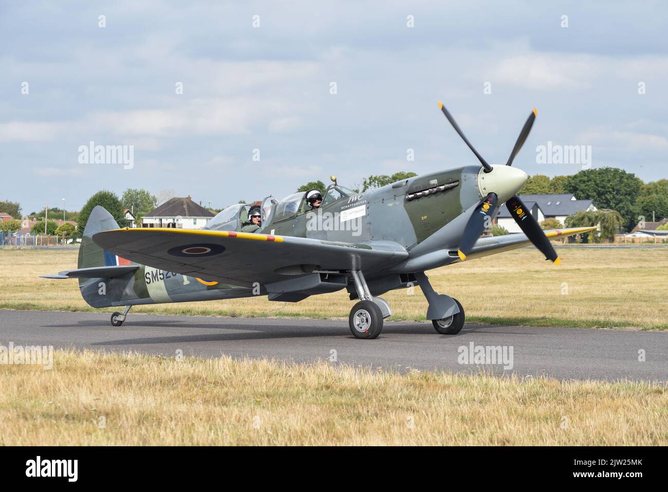 SM250 doppio posto a sedere Spitfire tassing sulla pista di Solent aeroporto. Prendere un altro passeggero su un volo di piacere intorno alla costa meridionale dell'Inghilterra. Foto Stock