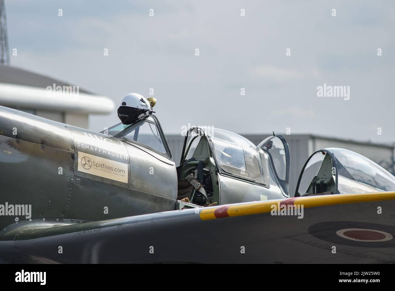 SM250 doppio posto Spitfire parcheggiato sulla pista dell'aeroporto Solent in Inghilterra. Tettuccio in vetro aperto e cabina di pilotaggio visibile. Foto Stock