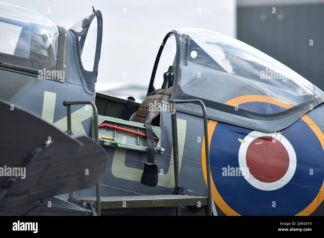 SM250 doppio posto Spitfire parcheggiato sulla pista dell'aeroporto Solent in Inghilterra. Tettuccio in vetro aperto e cabina di pilotaggio visibile. Foto Stock