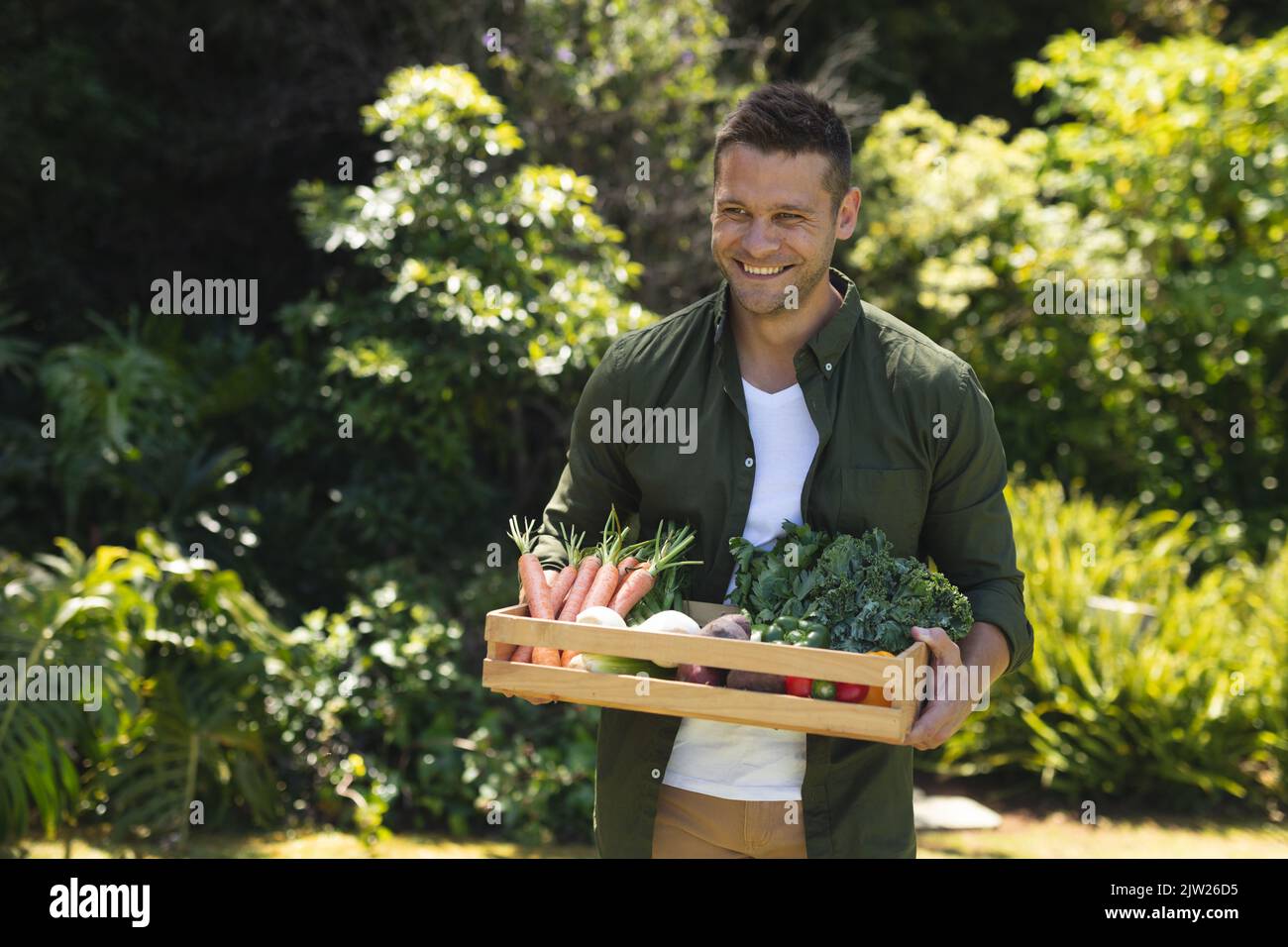 Uomo caucasico che passa il tempo nel suo giardino Foto Stock