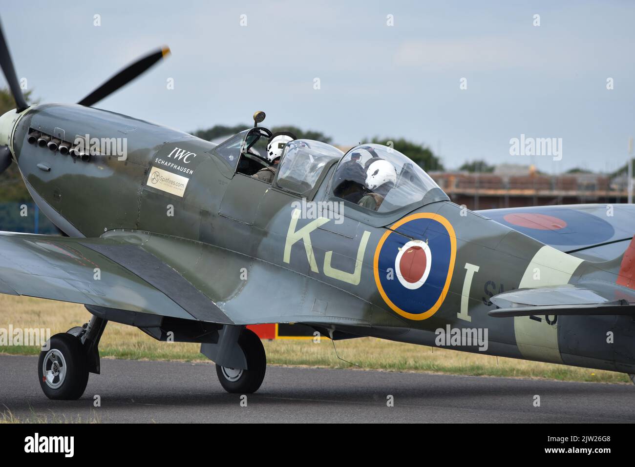SM250 doppio posto a sedere Spitfire tassing sulla pista di Solent aeroporto. Prendere un altro passeggero su un volo di piacere intorno alla costa meridionale dell'Inghilterra. Foto Stock
