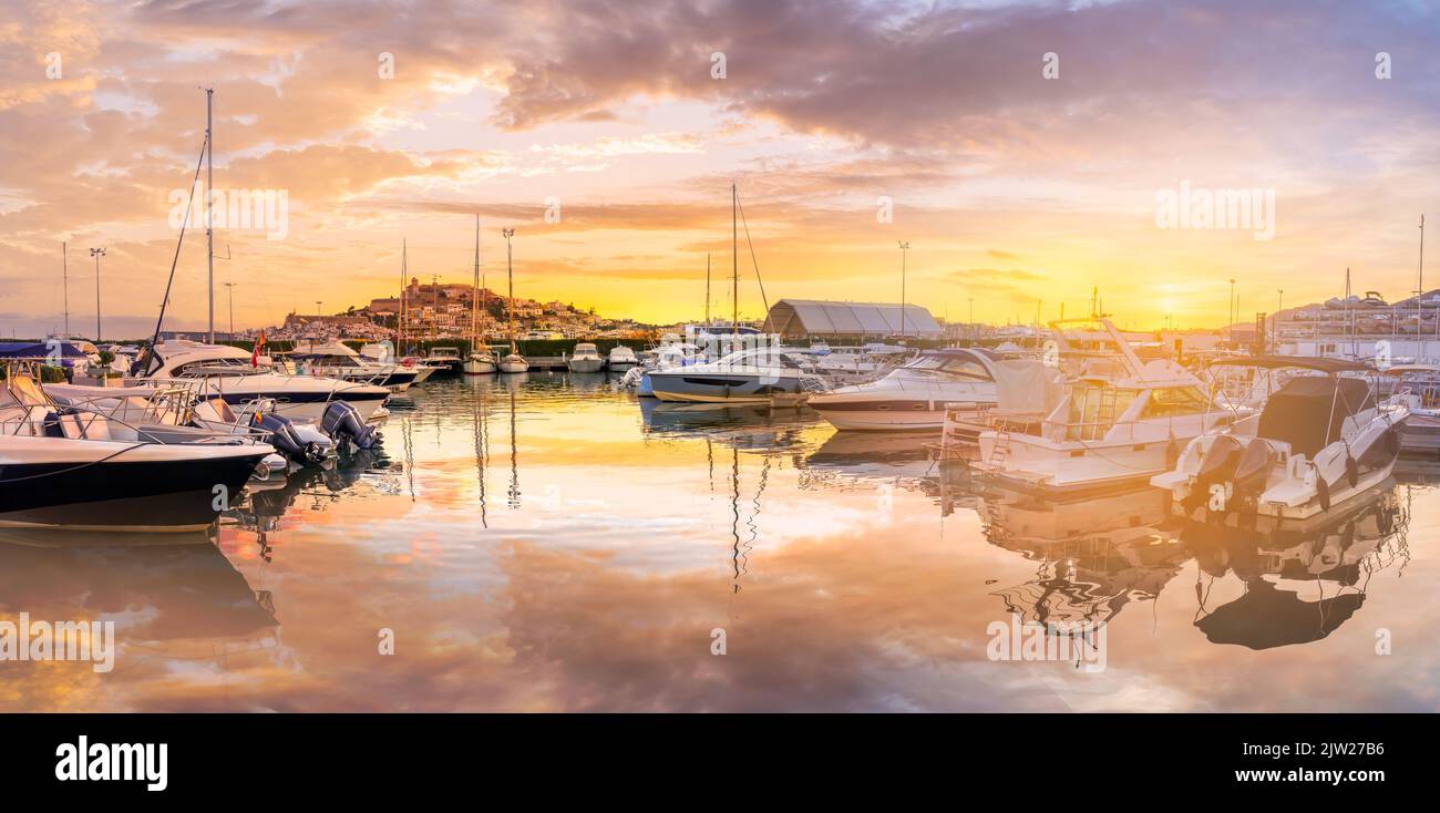 Paesaggio con porto di Eivissa al tramonto, isola di Ibiza, Spagna Foto Stock