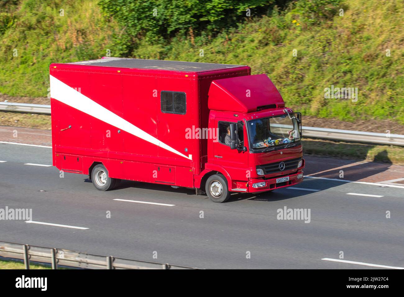 2007 Red Mercedes 4250cc Horse Box furgone; viaggiando sull'autostrada M6, Regno Unito Foto Stock