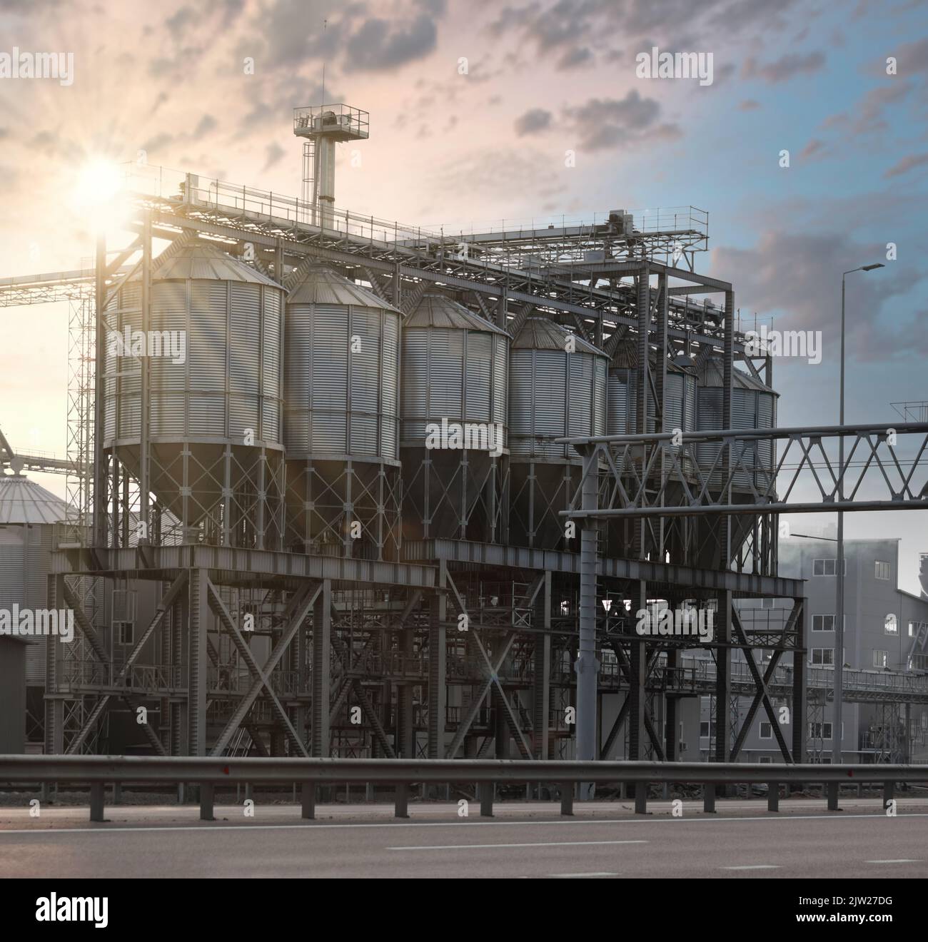 Serbatoi elevatori per deposito di grano, asciugando e trattando. Fabbrica di grano agricolo Foto Stock