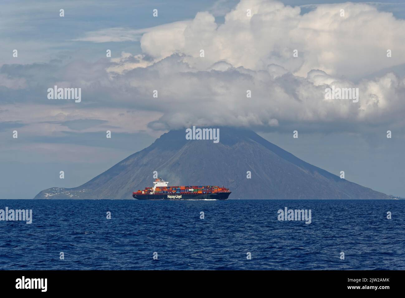 Nave container di fronte al vulcano e all'isola Stromboli, Stromboli, Calabria, Italia Foto Stock