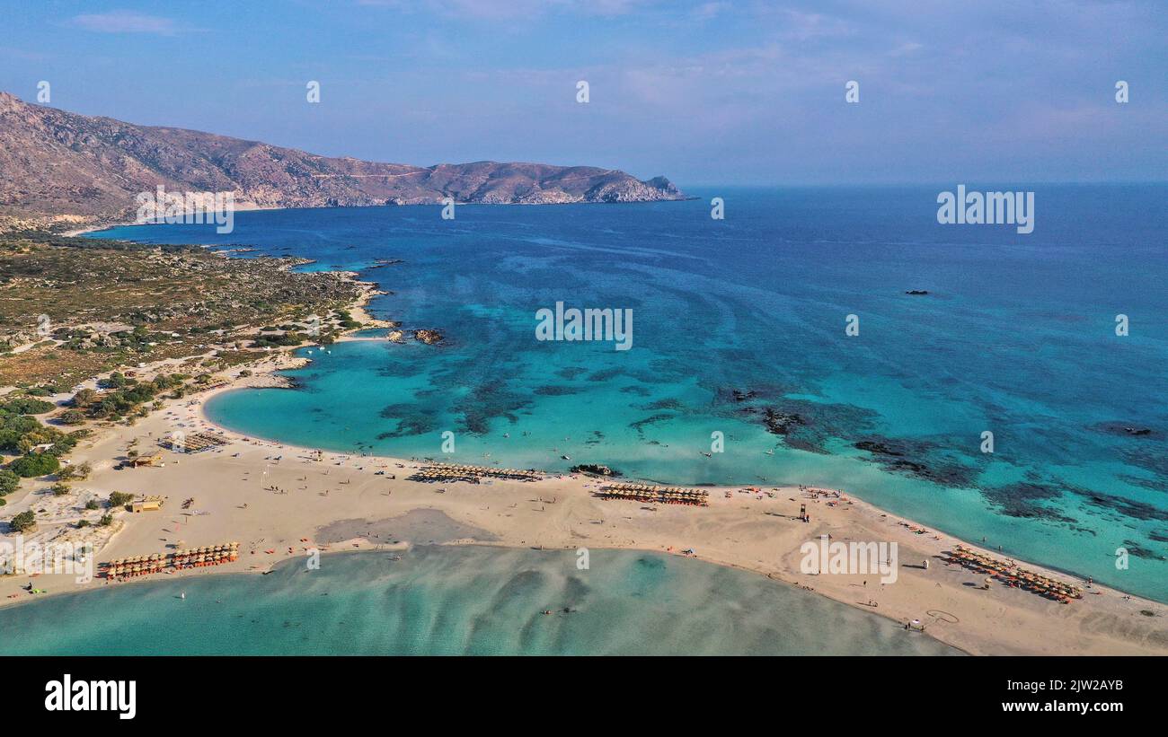 Fucilato, sandbank, promontorio, ombrelloni, turisti, costa rocciosa all'estremità orientale della baia, mare blu, mare turchese, mare verde, spiaggia sabbiosa, blu Foto Stock