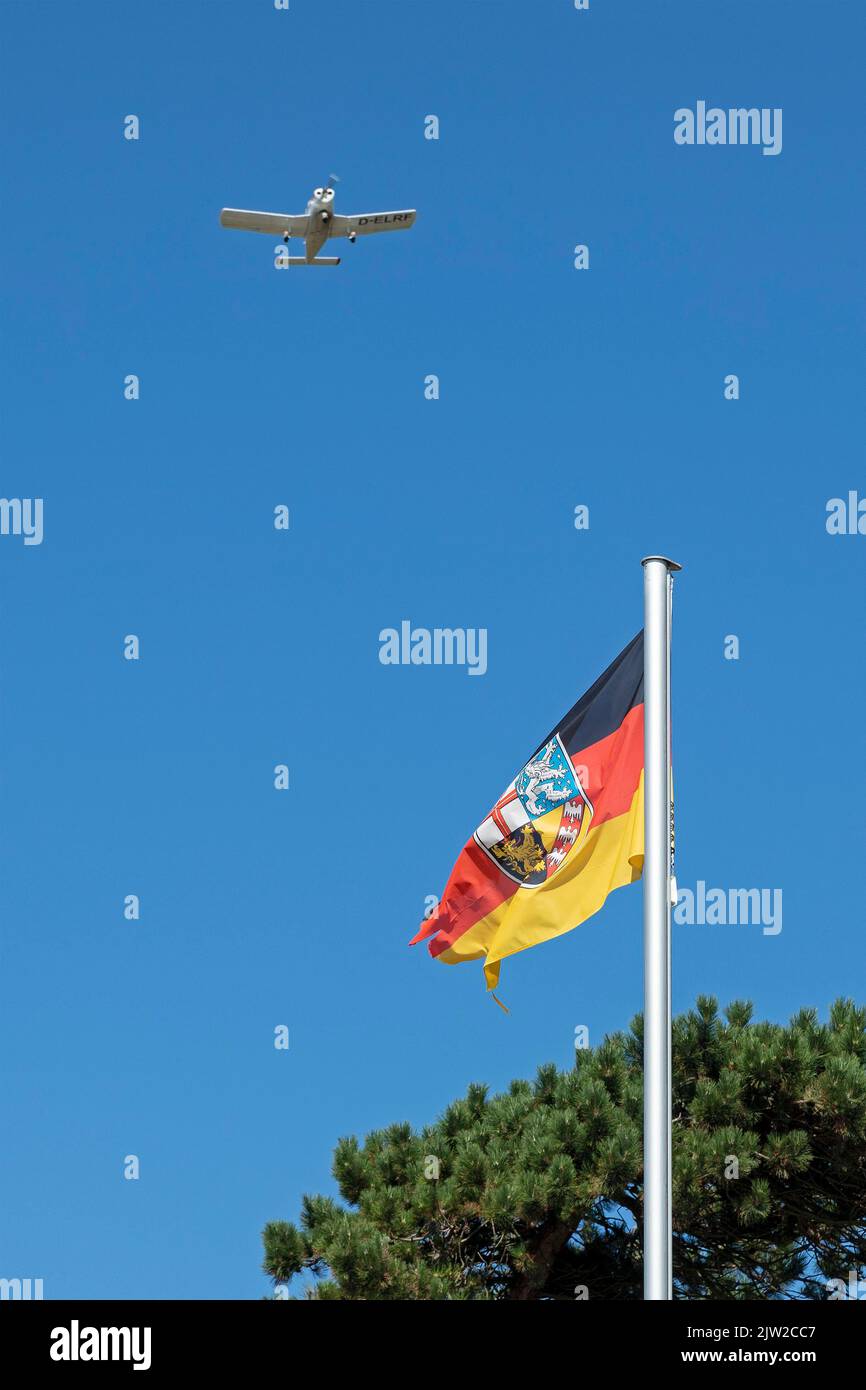 Decollo di aerei, bandiera, Wyk, Foehr Island, Frisia del Nord, Schleswig-Holstein, Germania Foto Stock