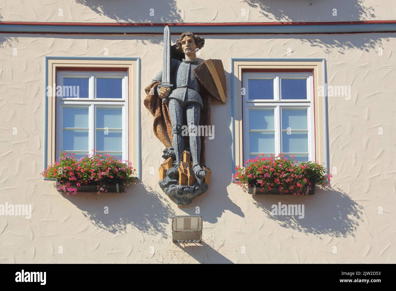 Roland figura come cavaliere con spada al municipio di Calw, mercato, Nagoldtal, Foresta Nera settentrionale, Foresta Nera, Baden-Wuerttemberg, Germania Foto Stock