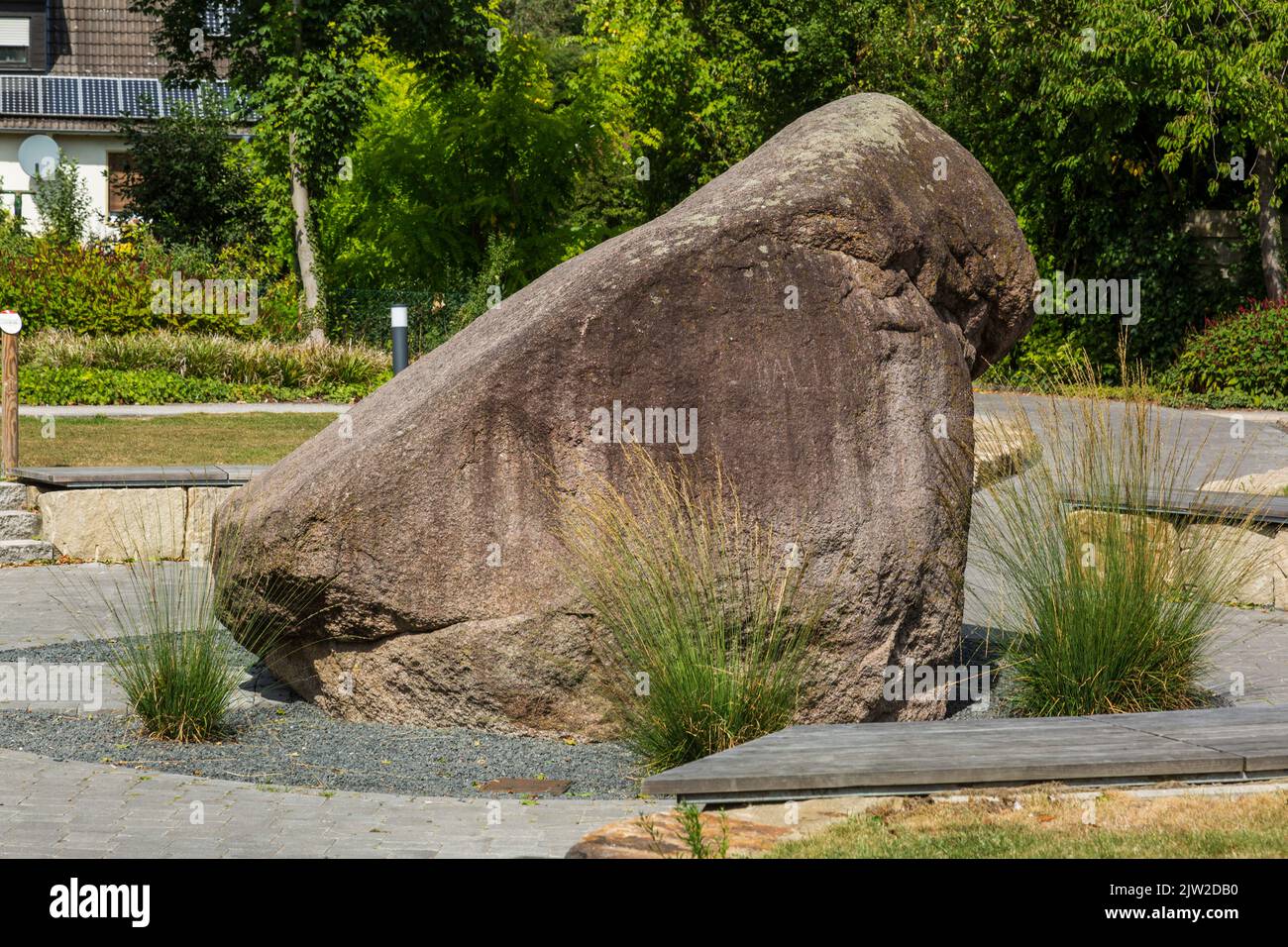 Germania, Rosendahl, Baumberge, Westmuensterland, Muensterland, Westfalia, Renania settentrionale-Vestfalia, NRW, Rosendahl-Holtwick, uovo di Holtwick, Punto di riferimento naturale, il masso erratico del periodo glaciale proveniva dalla Svezia Foto Stock