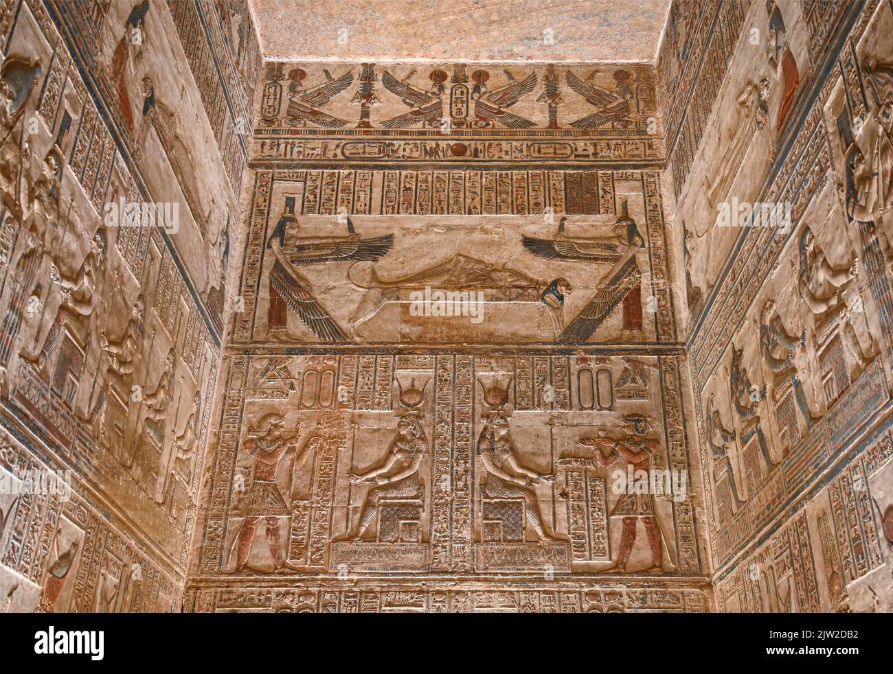 Rilievo di pietra, santuario, santuario, tempio di Hathor, Dendera, Qina, Egitto Foto Stock