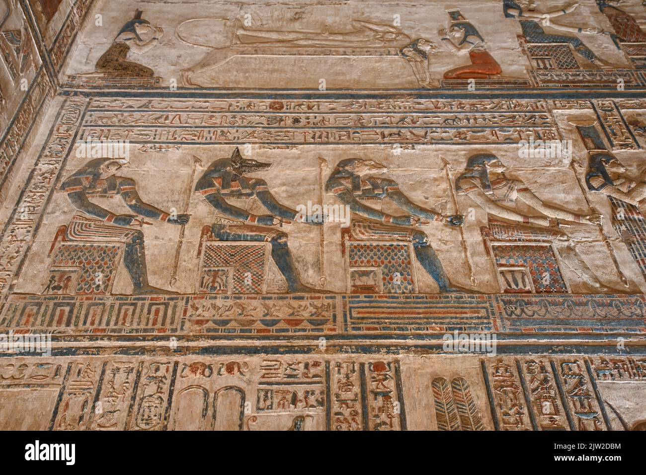 Rilievo di pietra, santuario, santuario, tempio di Hathor, Dendera, Qina, Egitto Foto Stock