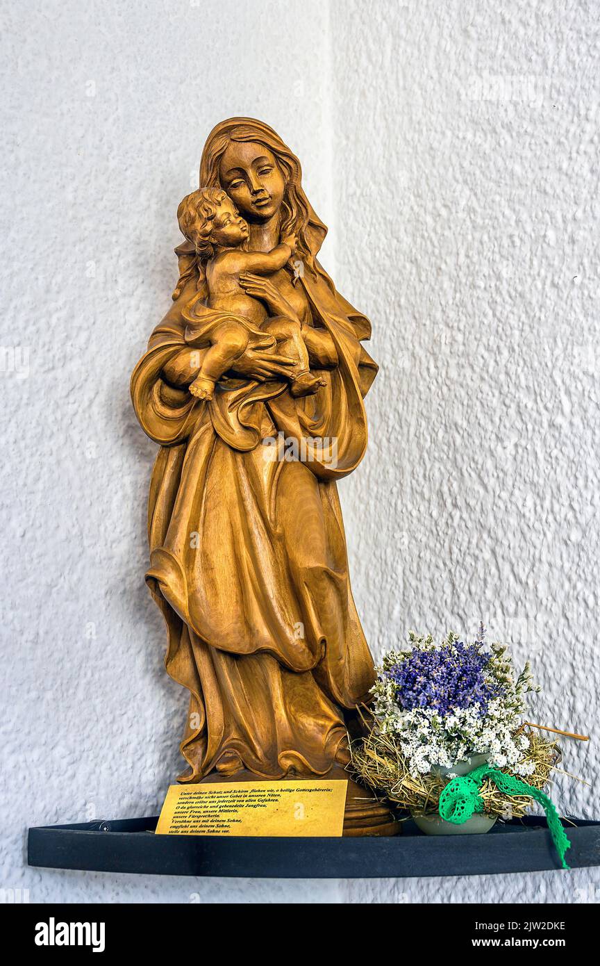Figura della Vergine Maria con Gesù Bambino, chiesa parrocchiale di Sant'Anton a Balderschwang, Allgaeu, Baviera, Germania Foto Stock
