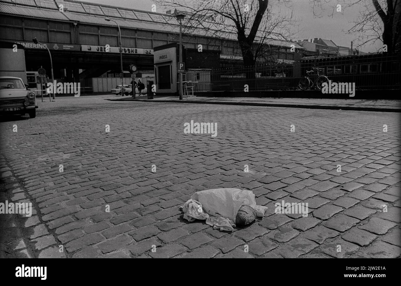 GDR, Berlino, 16. 4. 1988, pane su Daenenenstrasse, vicino Schoenhauser Allee (stazione S-Bahn) Foto Stock