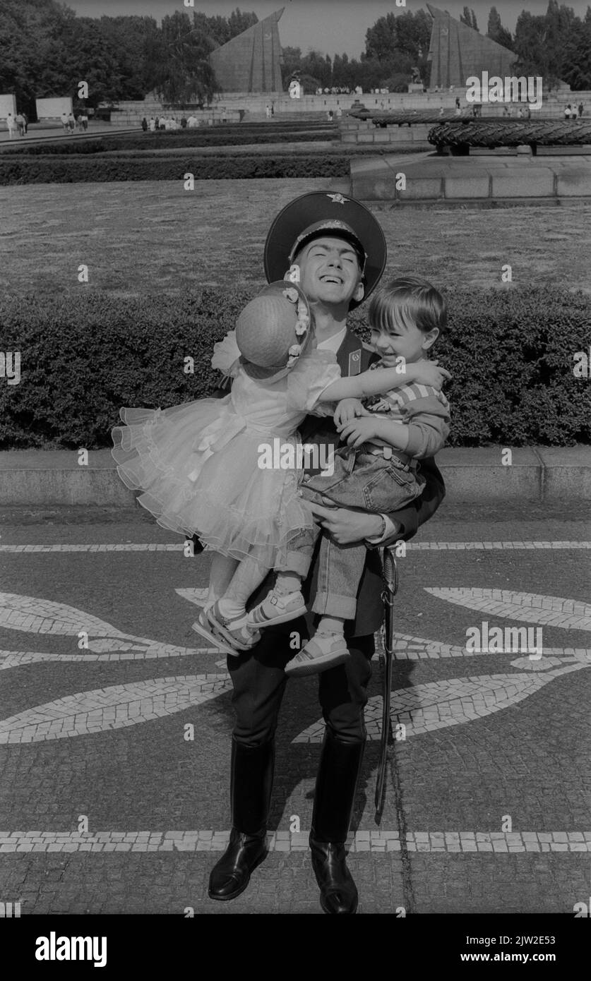 Germania, Berlino, 09. 05. 1993, Parata del gruppo occidentale delle forze armate russe nel 'giorno della Liberazione' al memoriale nel Parco Treptower Foto Stock