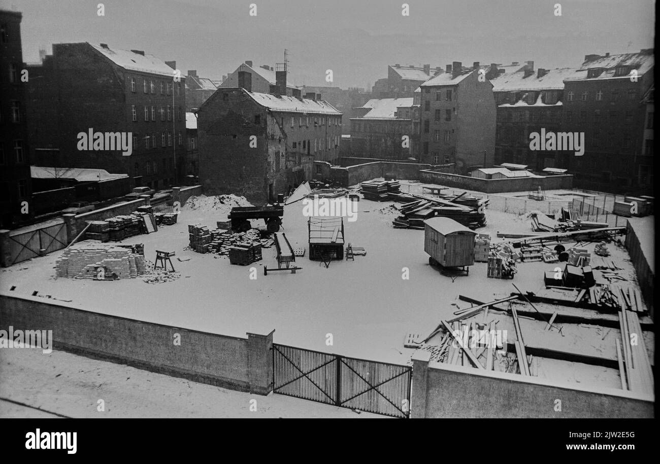 GDR, Berlino, 16. 02. 1980, Auguststrasse in inverno, terra di mugnamento, guardando verso sud, visto dal n. 50A Foto Stock