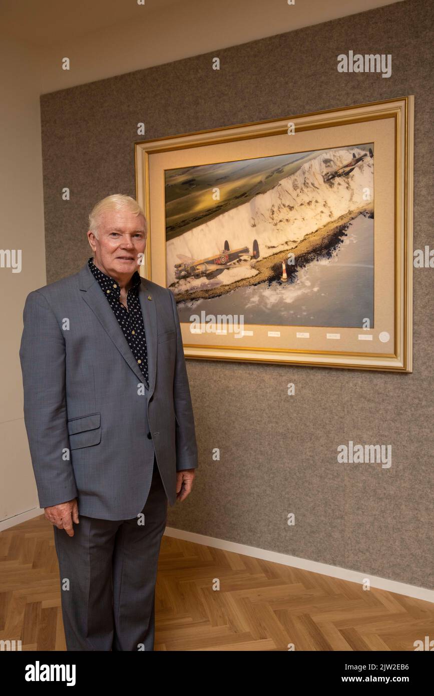 Il 617 Squadran Dambusters Association ambasciatore Bomber Command fund raising presidente Jim Dooley è in piedi con una fotografia firmata di una Lancaster Foto Stock