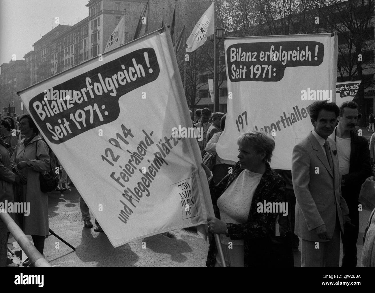 GDR, Berlino, 01. 05. 1987, 1. Mai Kundgebung 1987 auf der Karl-Marx-Allee, Bilanz erfolgreich, seit 1971 -12914 Feierabend, und Pflegeheimplaetze . . Foto Stock