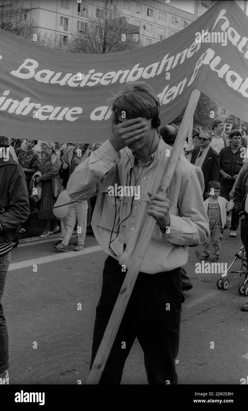 GDR, Berlino, 01. 05. 1987, 1. 1987 maggio rally su Karl-Marx-Allee, giovani con banner (mano davanti agli occhi) Foto Stock