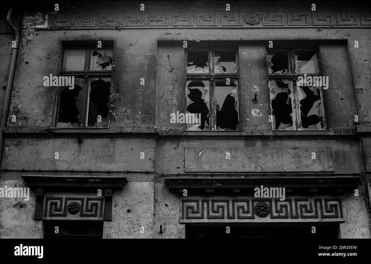 GDR, Berlino, 25. 03. 1986, casa in Gipsstrasse, finestre distrutte . . e ornamenti . C Rolf Zoellner Foto Stock