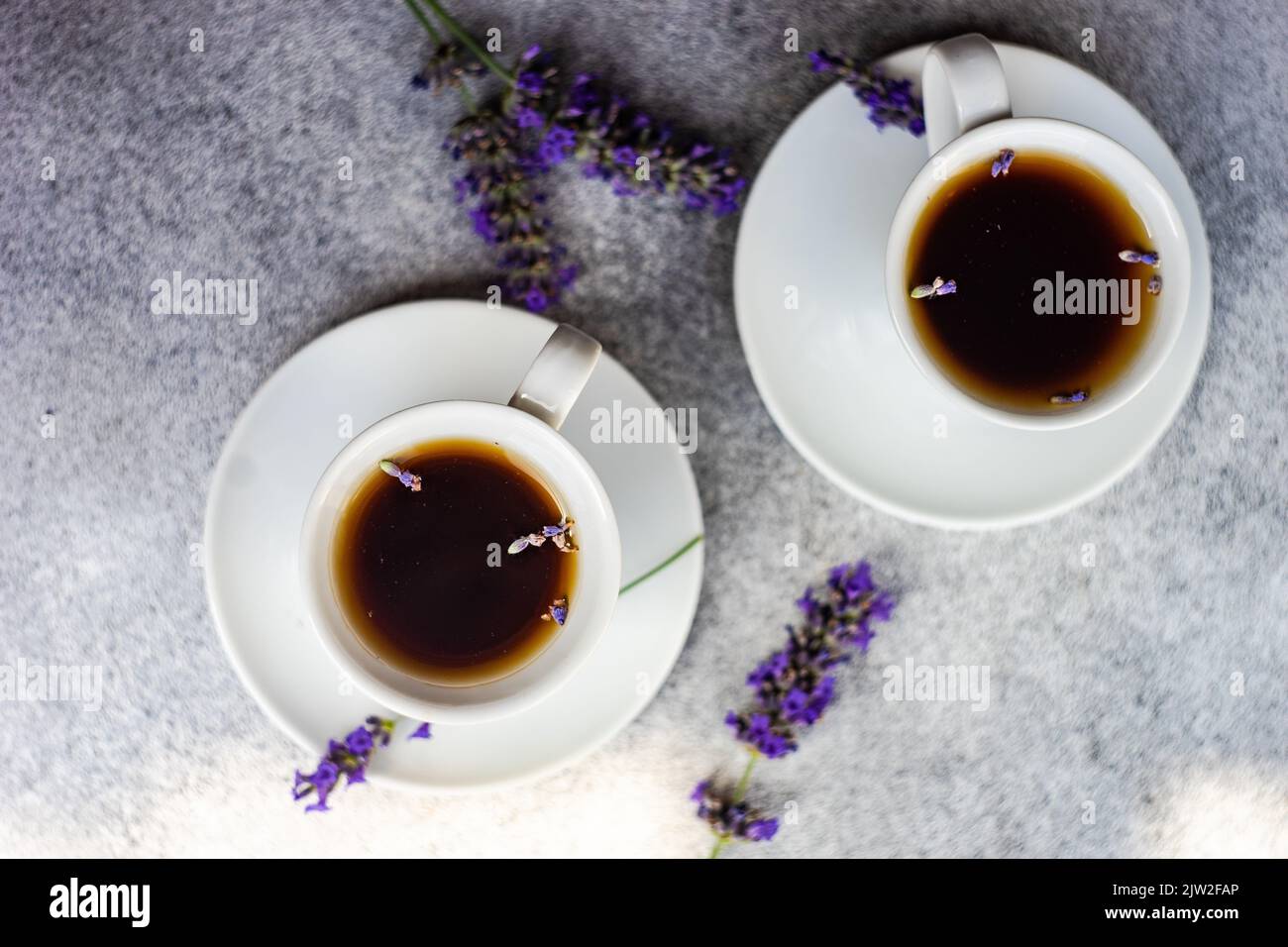 Vista dall'alto dei caffè espresso con lavanda su sfondo in cemento Foto Stock