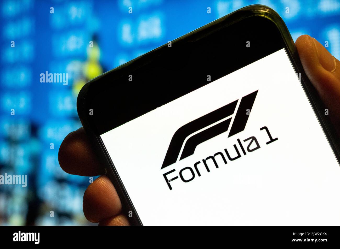 Cina. 25th luglio, 2022. In questa foto, il logo della Fédération Internationale de l'Automobile (FIA), Formula 1 (F1), viene visualizzato sullo schermo di uno smartphone. (Foto di Budrul Chukrut/SOPA Images/Sipa USA) Credit: Sipa USA/Alamy Live News Foto Stock