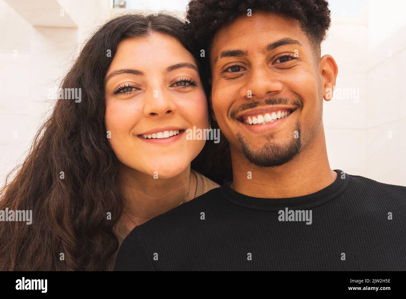 Primo piano con cornice completa di coppia sorridente Foto Stock