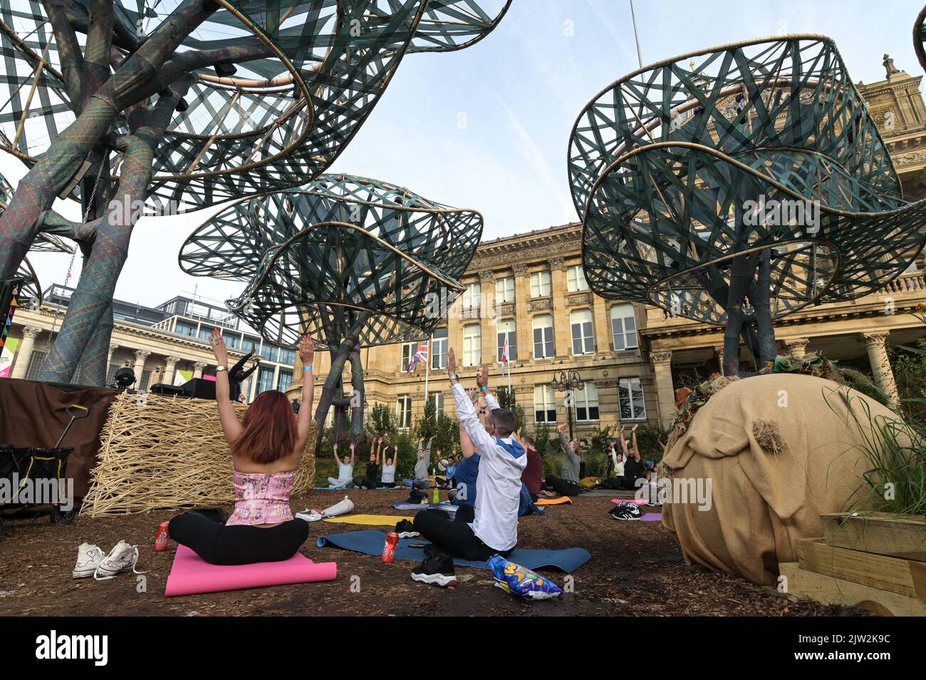 Victoria Square, Birmingham Settembre 3rd 2022 - l'installazione di Polinations nella Victoria Square di Birmingham vicino alla Council House. Il giardino e i giganteschi alberi architettonici sono stati creati come parte del Birmingham 2022 Festival. Il sabato mattina una lezione di yoga ha portato il sole del mattino attraverso la nebbia al suono della fontana 'Flozie in the Jacuzzi'. Credit: Scott CM/Alamy Live News Foto Stock