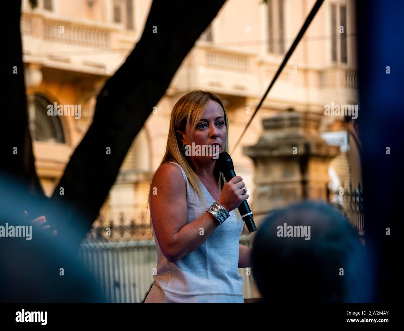 Cagliari, Sardegna, Italia: SET 22 2022: Giorgia Meloni Fratelli D'Italia sul palcoscenico del rally di cagliari discutiamo delle nuove elezioni Piazza del Foto Stock