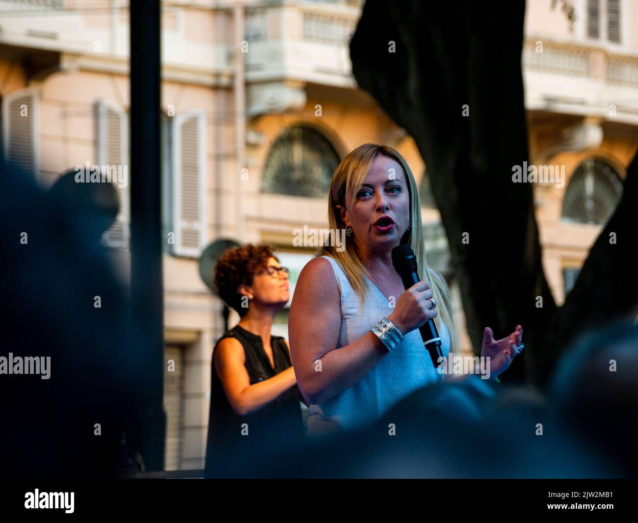 Cagliari, Sardegna, Italia: SET 22 2022: Giorgia Meloni Fratelli D'Italia sul palcoscenico del rally di cagliari discutiamo delle nuove elezioni Piazza del Foto Stock