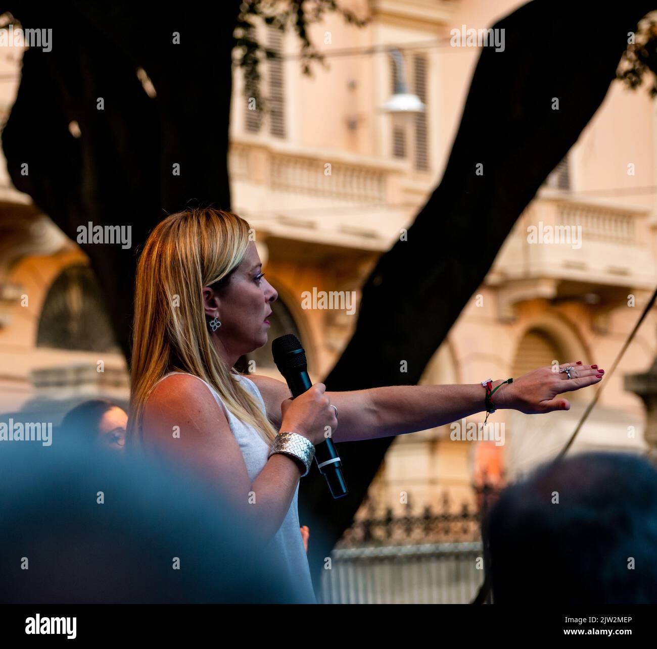 Cagliari, Sardegna, Italia: SET 22 2022: Giorgia Meloni Fratelli D'Italia sul palcoscenico del rally di cagliari discutiamo delle nuove elezioni Piazza del Foto Stock